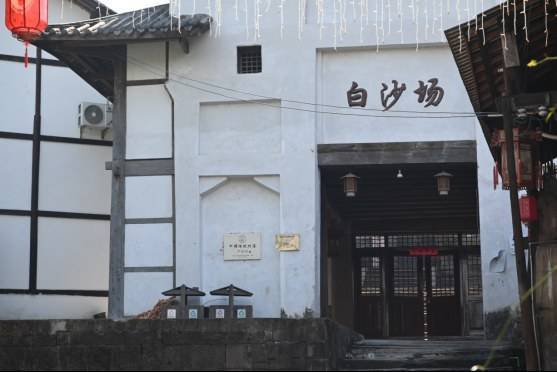 在长江边，他们把两位老人的一生写成了书
